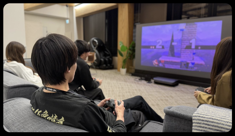 ろじんさんがオフィスで仲間とスマブラしている様子